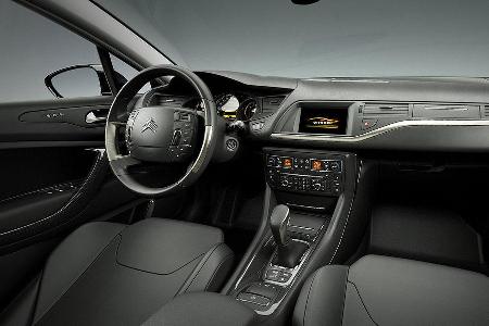 Luftiges Cockpit mit sauberer Verarbeitung und vielen Ablagen, Navigation als Extra.