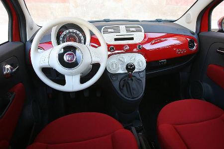 Gassen-Schlager: Innen pfiffig, außen wendig, so belebt der 500 die Fiat-Tradition. Griffig: der hochgesetzte Schalthebel.