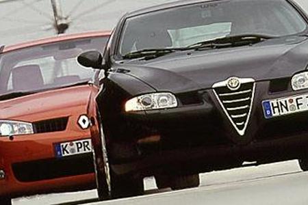 Der Wiedererkennungswert ist dank Alfa-Scudetto und Renault-Raute bei beiden Autos garantiert.