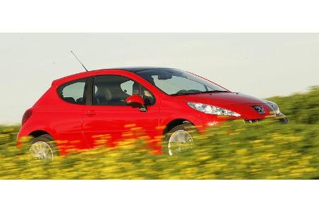 Dass der 207 schwerer ist als der Cooper S, würde man ob der grazilen Gestalt des Franzosen nicht unbedingt vermuten.