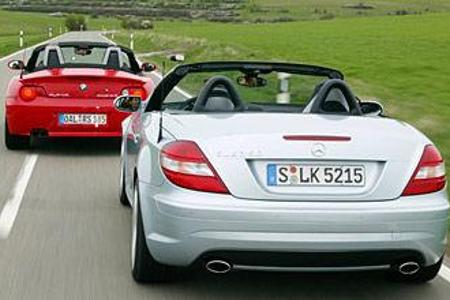 Der Mercedes Roadster ist schlichter gezeichnet als der Zweisitzer aus Spartanburg â dies gilt auch für die Heckpartie.