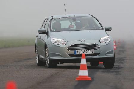 Ford Focus Electric, Frontansicht, Slalom