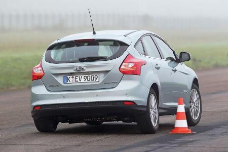 Ford Focus Electric, Heckansicht, Slalom