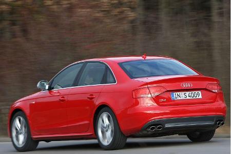... deren 19,3 bis zum Erreichen der 200-km/h-Schallmauer hängt der allradgetriebene Audi den in dieser Klasse bislang unang...