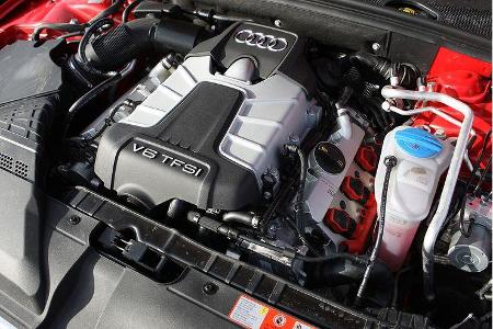 Zwischen den Zylinderbänken des 3,0-Liter-V6 werkelt nämlich ein Kompressor, kein Turbo.
