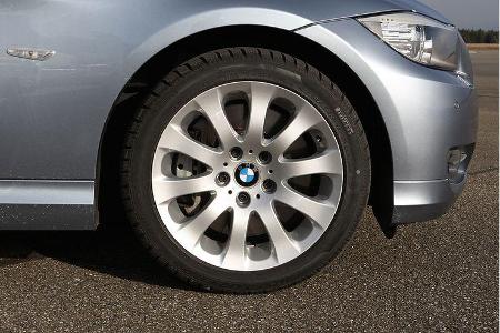 Der BMW trägt Bridgestone Potenza-Pneus im Format 225/45 R 17 rundum.