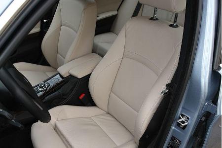 Im Vergleich zum S4 gibt sich der Innenraum des 335i fast konservativ. Weniger sportlich oder bequem geht es deswegen nicht zu.