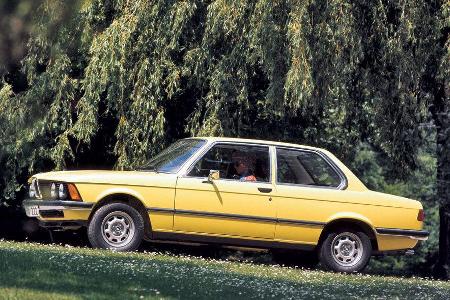Das Topmodell des E21-3ers ist der 323i mit seinem 143 PS starken 1,3-Liter-Vierzylinder, der den Wagen in 9,5 s auf Tempo 1...