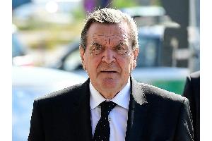 Hannover: Altkanzler und Aufsichtsrats-Chef Schröder gibt Aufstieg als Ziel aus