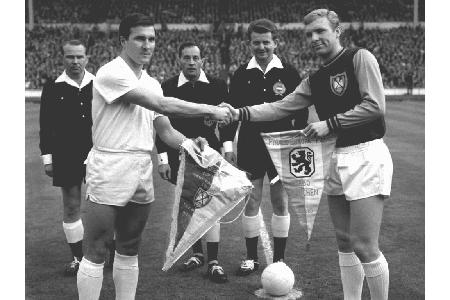 Neunmal musste KSC-Torwart Erich Wolf am 27. Februar 1965 bei 1860 München hinter sich greifen. Mann des Tages für die Löwen...