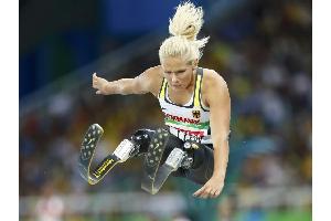 Laudatio von Nico Rosberg: Keep Fighting Award an Vanessa Low