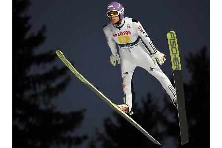 Wellinger zur Halbzeit in Willingen Zweiter