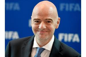 Infantino-Lob für gekühlte Helme und Handtücher in Katar