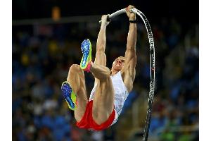 Hallen-Istaf: Lisek gewinnt Stabhochsprung - Holzdeppe auf Platz drei