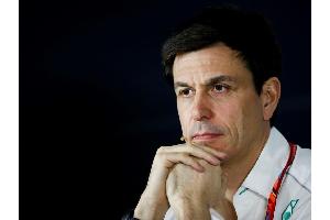 Kampf gegen Vettel: Mercedes will abspecken