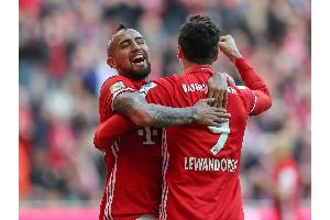 3:0 gegen Eintracht: Bayern mit Glück und Lewandowski