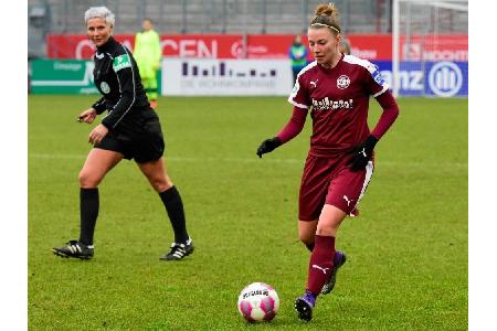 Frauenfußball: Essen verlängert mit Nesse