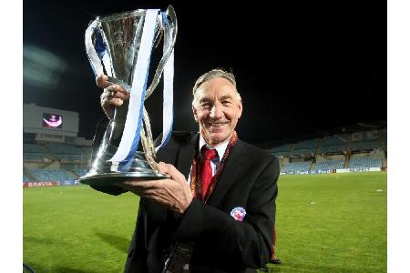 DFB zeichnet Schröder mit 