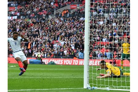 Southgate macht Rückkehrer Defoe Hoffnungen für die WM 2018