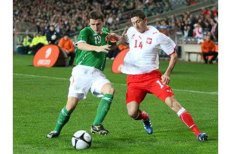 Huch? Robert Lewandowski? Nein, der Pole ist nicht gemeint. Gegenspieler Alex Bruce, hier im irischen Jersey im November 200...