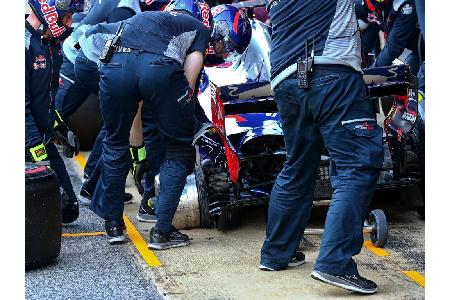 Für ein kurioses Bild sorgte die Crew von Carlos Sainz, die den Toro Rosso unfreiwillig auf dem Asphalt absetzte.