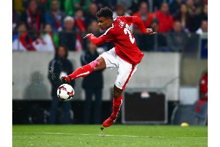 Valentino Lazaro machte es vor. Mit seinen Flanken und diversen Schussversuchen brachte er über rechts etwas Gefahr.