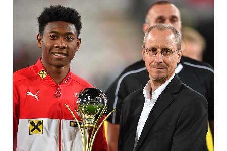 David Alaba bekam vor dem Spiel die Trophäe als 'Fußballer des Jahres' überreicht.