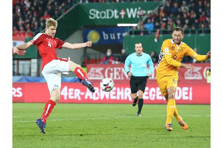 Ein Corner landete auf der Brust von Martin Hinteregger. Der aufgerückte Verteidiger zieht ab und trifft. Doch Marko Arnauto...