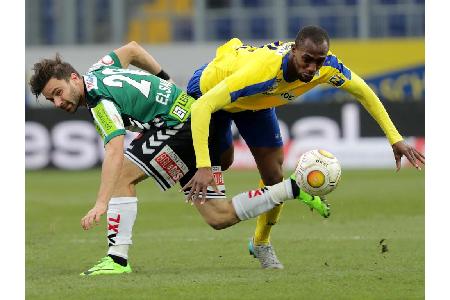 Dieter Elsneg und Babacar Diallo mit Gleichgewichtsproblemen.