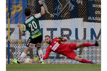 SKN-Keeper Christoph Riegler hält den schwach geschossenen Elfmeter von Elsneg.