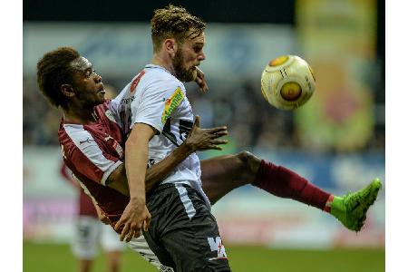 David Atanga klemmt sich an Altachs Emanuel Schreiner.
