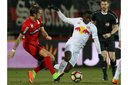 Christoph Knasmüllner im Zweikampf mit Diadie Samassekou.