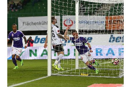 Michael Sollbauer trifft für die Austria und Lucas Venuto feiert dessen Eigentor.