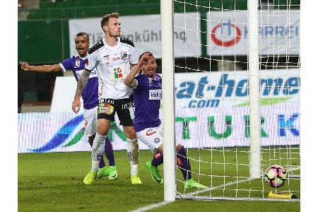 Lucas Venuto und Felipe Pires bejubeln das Eigentor von Michael Sollbauer.