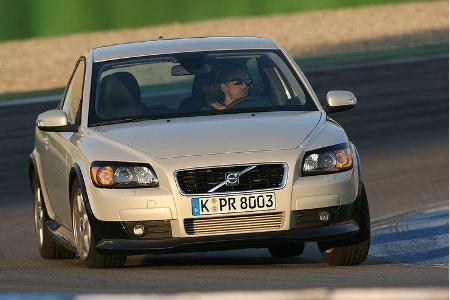 Volvo C30 T5: Mit der Momentum-Ausstattung kostet er atemberaubende 30.750 Euro - rund 5.000 Euro mehr als Golf GTI und Focu...