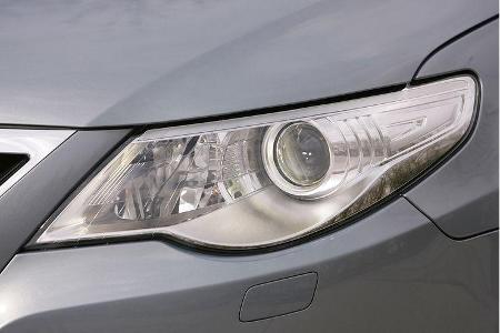 Spurhalte-Assistent: Per Videokamera erfasst er die Fahrbahnmarkierungen und greift ab 65 km/h bei Kursabweichungen korrigie...