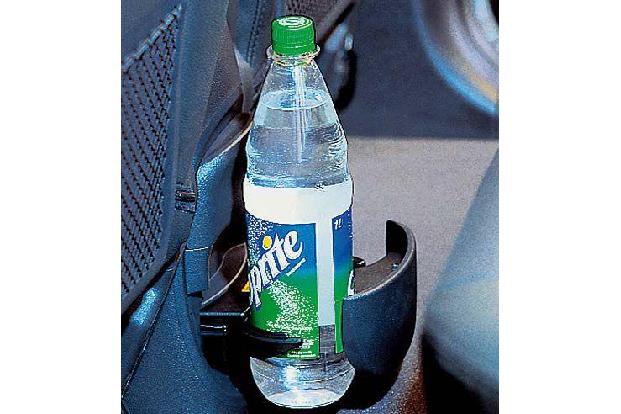Praktisch ist der ausfahrbare Cupholder.