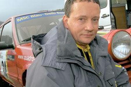 Joachim Carl und der mit Werksteilen veredelte Peugeot 205 GTI.
