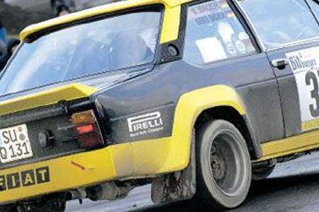 Der Fiat 131 in schwarz-gelber Kriegsbemalung: Die Seitenscheibe trägt noch die originalen Aufkleber der früheren Rallye-Ein...