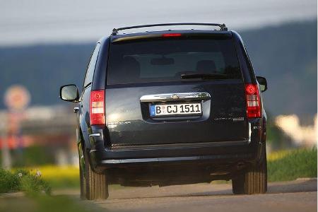 Nach langem Anlauf arbeitet sich der Chrysler bis auf 185 km/h.