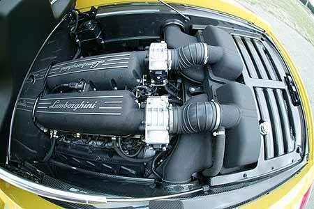 Wie der Name des GT540 schon verrät, der Motor bekommt ebenfalls ein Upgrade. Der Innenraum wird durch farbige Carbon-Elemen...