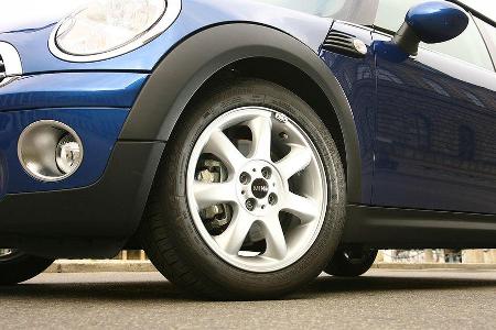 Das Fahrwerk ist keineswegs zu hart, störend sind allenfalls die Abrollgeräusche der als Extra lieferbaren 16-Zoll-Reifen.