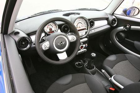 Dicker Lenkradkranz, Tacho wie eine Bahnhofsuhr, originell-verspieltes Interieur.