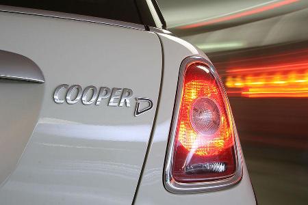 In der Heckansicht unterscheidet sich der Diesel-Mini nur durch das D im Schriftzug vom Cooper.