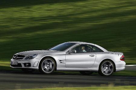 Der SL AMG wirkt deutlich muskulöser als die Serienversion.
