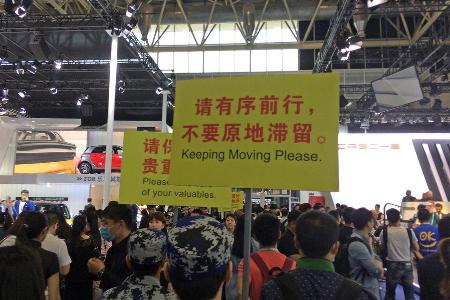 Ach ja, immer ein Highlight: Das Sicherheitspersonal. Immer schön in Bewegung bleiben. Danke für den Hinweis. Aber voll ist ...