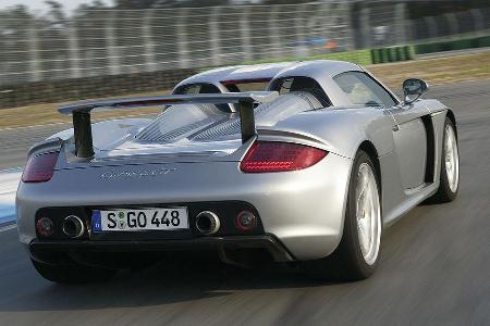 ... die den 360 Meter langen Parcours mit 135 km/h - oder anders formuliert in 9,6 Sekunden durcheilen.