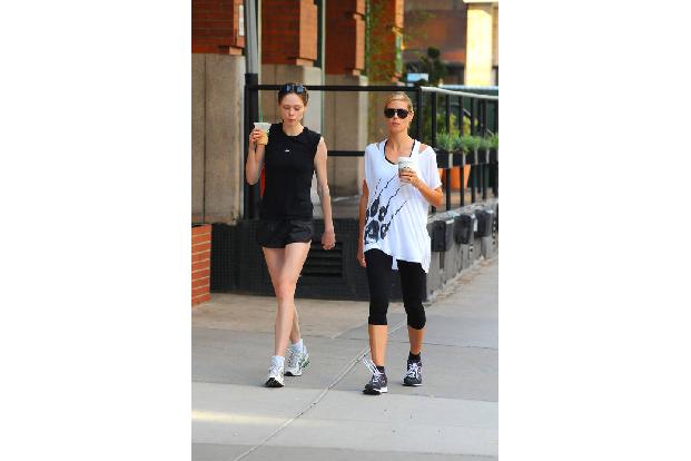 …Heidi Klum hat erkannt, dass es sich mit Model-Kollegin Coco Rocha leichter laufen lässt.