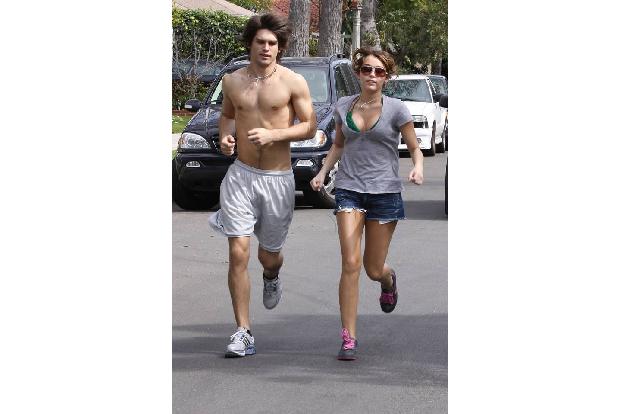 Eine gute Figur macht definitiv auch das Model Justin Gaston, der 2009 noch mit Miley Cyrus die Straßen schöner machte.