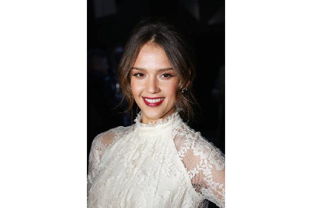 Jessica Alba ist ebenfalls bereits zweifache Mutter. Auch sie bekam ihr erstes Kind im Alter von 27 Jahren und konnte sich k...